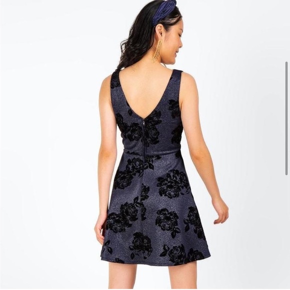 Francesca’s Patrice Flocked Floral Dress - Picture 4 of 9